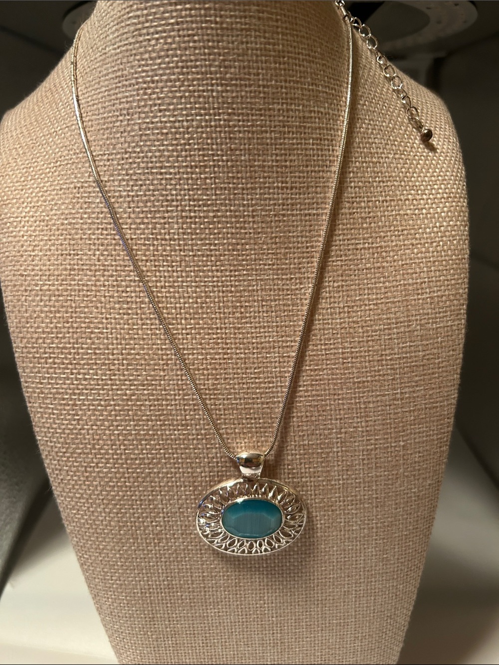 Silver tone snake chain blue cabochon pendant filigree lattice boho retro